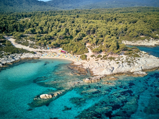 Colpo di drone con vista aerea dall'alto della bellissima spiaggia