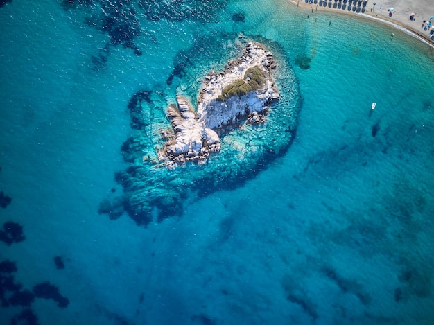 Colpo di drone con vista aerea dall'alto della bellissima spiaggia