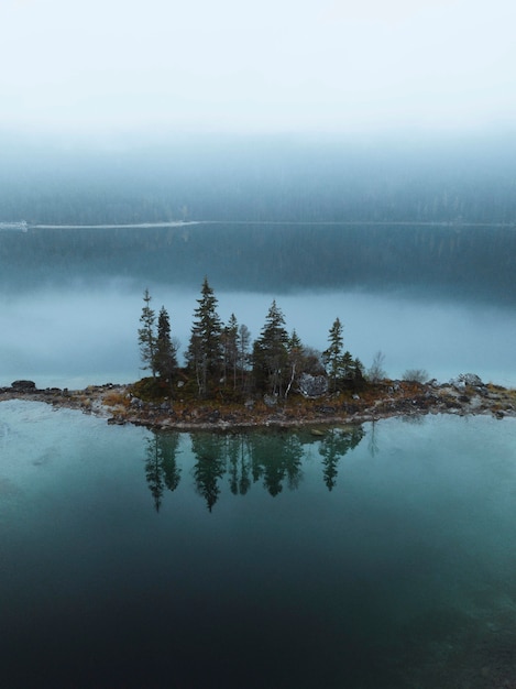 Colpo di drone del lago Eibsee, Germania