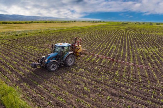 Colpo di drone del trattore agricolo