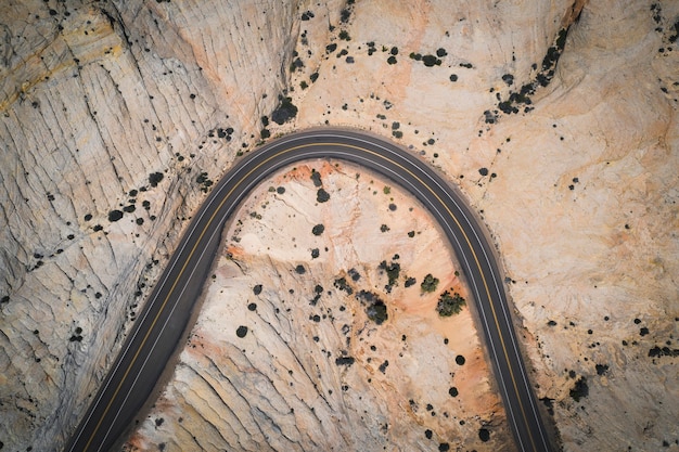 Colpo di drone di una strada nel deserto