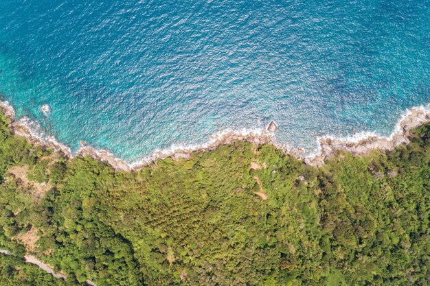 Colpo di drone di vista aerea del mare tropicale di stupefacente sfondo bella natura