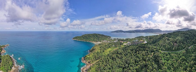 Colpo di drone di vista aerea Incredibile panorama isola di phuket Bellissima isola in Thailandia Incredibile vista ad alto angolo Isola mare con cielo blu cielo nuvoloso sfondo Concetto di vacanza di viaggio