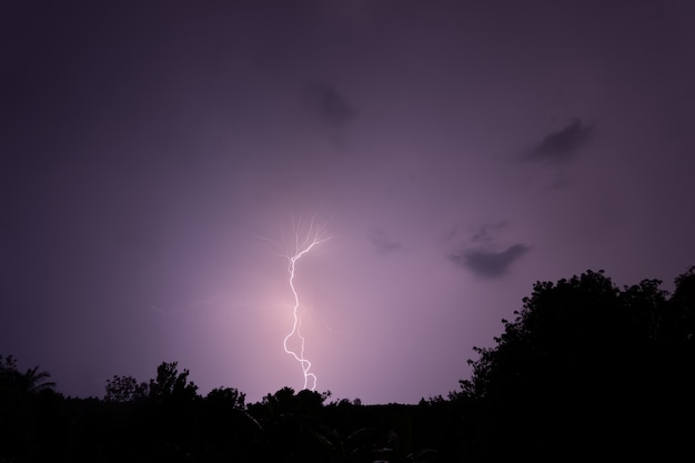 Colpo di fulmine durante la notte