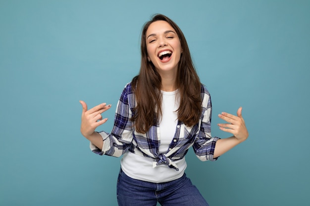 Colpo di giovane bella donna castana sorridente positiva con emozioni sincere che indossano il controllo alla moda