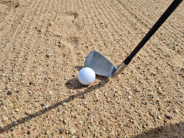 Colpo di golf dal bunker di sabbia giocatore di golf che colpisce la palla dal pericolo Campo da golf di sabbia