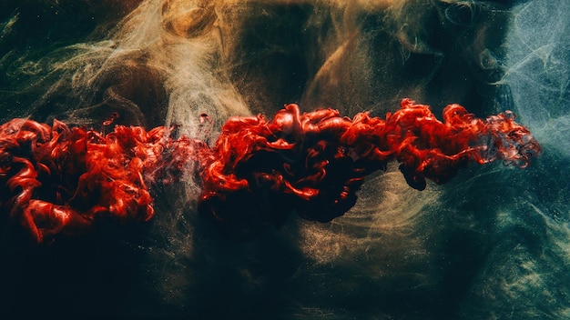 Colpo di inchiostro vernice acqua spruzzata di fluido rosso foschia scura