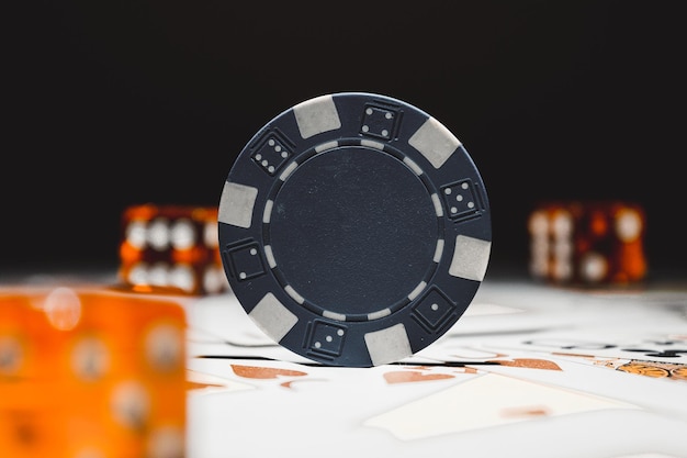 Colpo di messa a fuoco selettiva di chip di poker blu - concetto di casinò e gioco d'azzardo