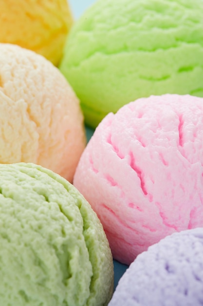 Colpo di messa a fuoco selettiva di varie deliziose palline di gelato aromatizzate