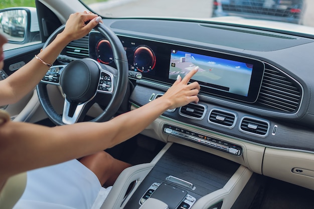 Colpo di stile di vita di una giovane donna allegra che guida la vista posteriore dell'auto