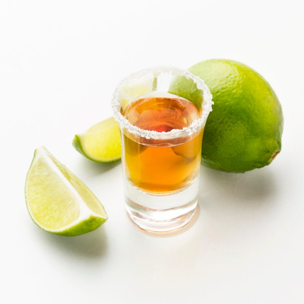 Colpo di tequila ad alto angolo, lime e sale