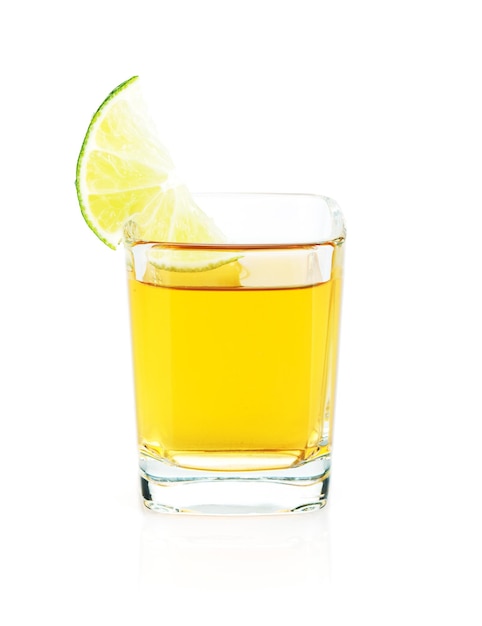 Colpo di tequila dorata con fetta di lime