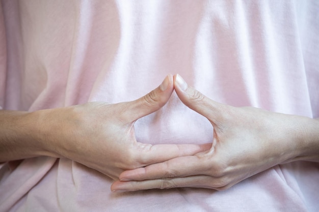 Colpo frontale di una donna che fa Dhyana mudra, con spazio per la copia