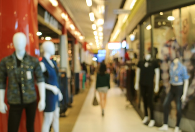 Colpo fuori fuoco di una donna che cammina nel centro commerciale di moda