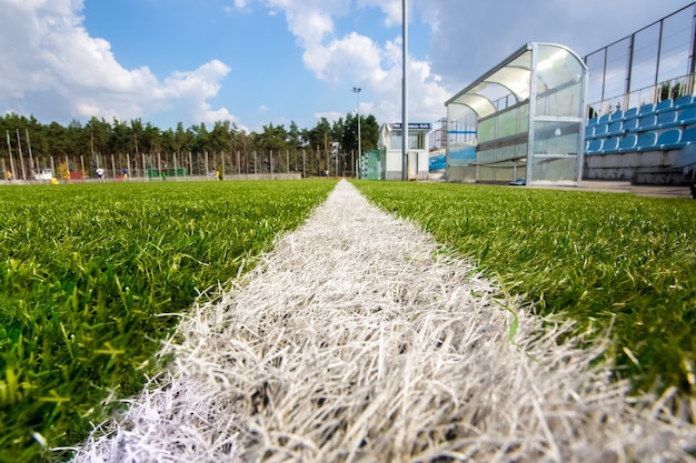 Colpo grandangolare dalla linea di marcatura del campo di calcio al giorno soleggiato