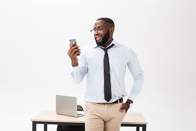 Colpo in testa del capo sorridente alla moda della riuscita dell&#39;uomo d&#39;affari afroamericano allegro sorridente di successo