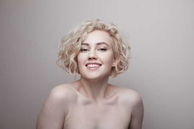 Colpo in testa della giovane signora attraente splendida con sorridere dei capelli ricci. Marilyn Monroe.