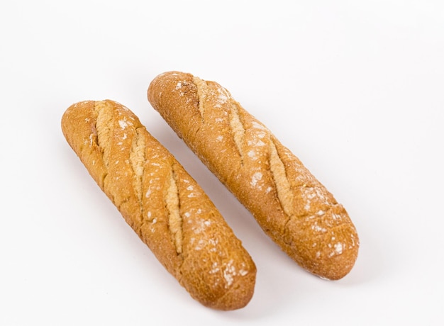 Colpo isolato dei pezzi di pane Baguette su sfondo bianco