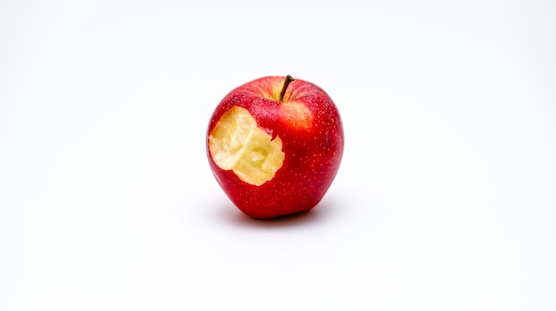 Colpo isolato di una mela rossa morsicata