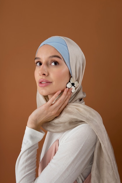 Colpo medio donna che indossa l'hijab