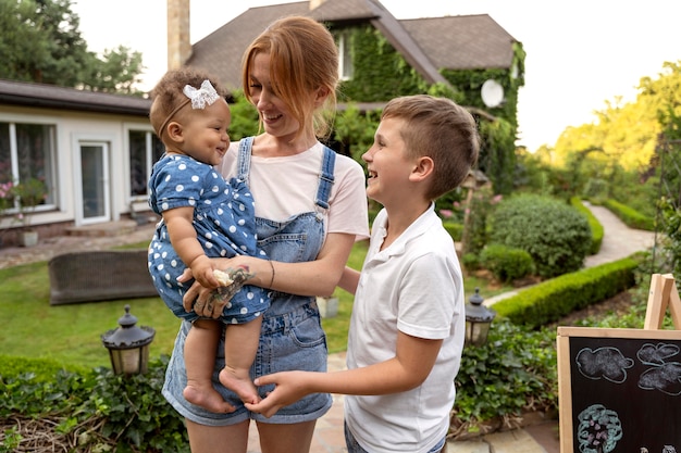 Colpo medio madre e figli