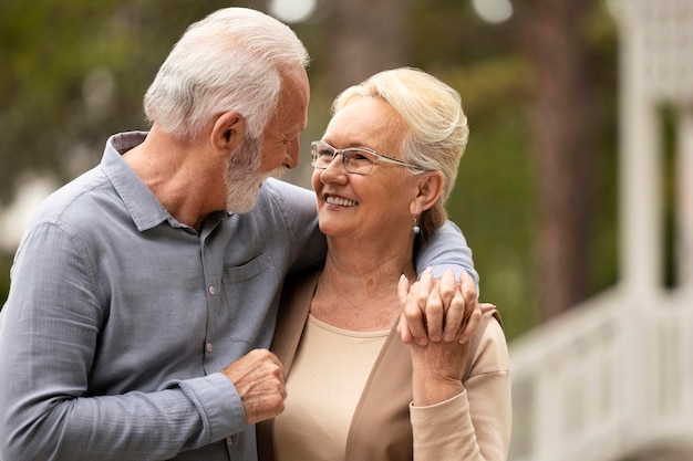 Colpo medio uomo e donna che tengono le mani