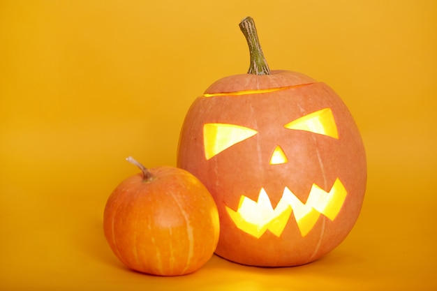 Colpo orizzontale della zucca di Halloween isolato sopra giallo