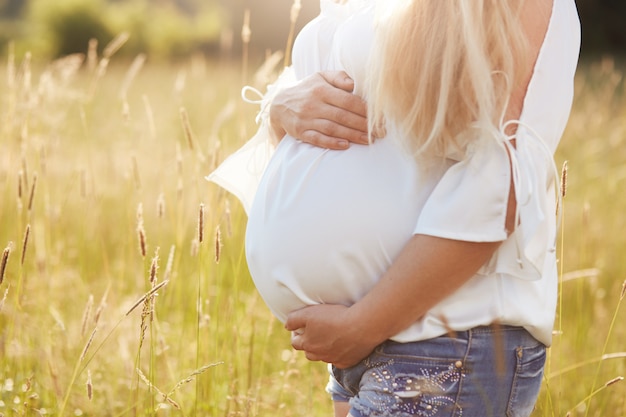Colpo potato di giovane madre futura irriconoscibile che è incinta