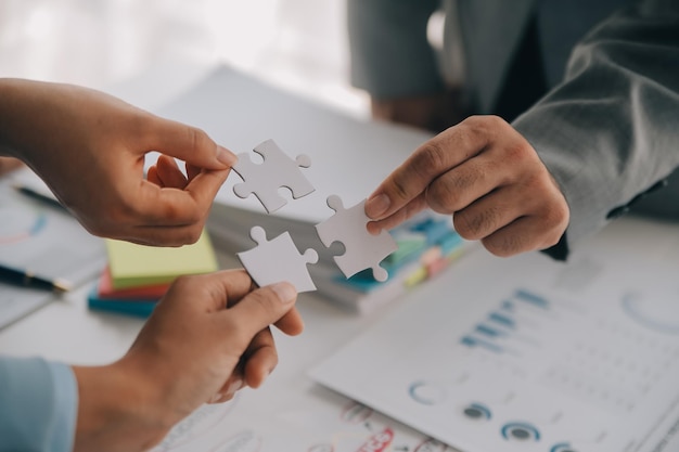Colpo ritagliato della mano di una donna d'affari che collega il puzzle con effetto luce solare Successo delle soluzioni aziendali e Assemblaggio di idee strategiche di pezzi di puzzle