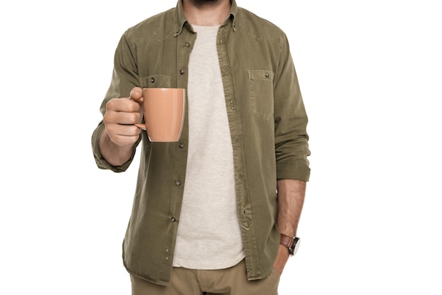 Colpo ritagliato di uomo che tiene in mano una tazza di caffè isolata su bianco