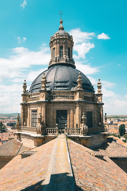 Colpo verticale della Torre Clerecia sotto la luce del sole e un cielo blu a Salamanca in Spagna