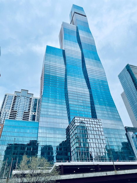 Colpo verticale di angolo basso dell'edificio ondulato a Chicago, Stati Uniti con cielo blu sullo sfondo