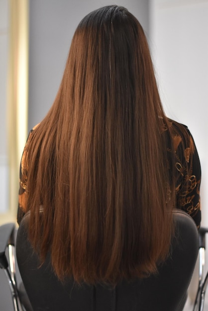 Colpo verticale di bei capelli castani di una giovane ragazza con la nuova tecnica balayage