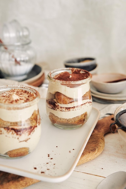 Colpo verticale di delizioso tiramisù servito in una tazza