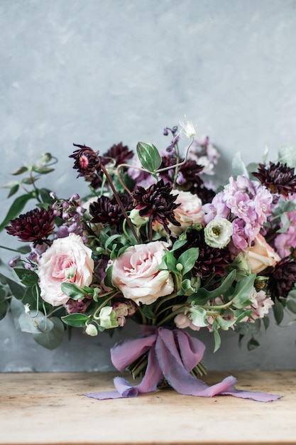 Colpo verticale di un bellissimo bouquet di fiori marrone e rosa