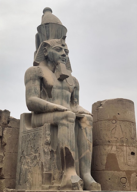 Colpo verticale di un'enorme statua di Ramesse II nel Tempio di Luxor, in Egitto