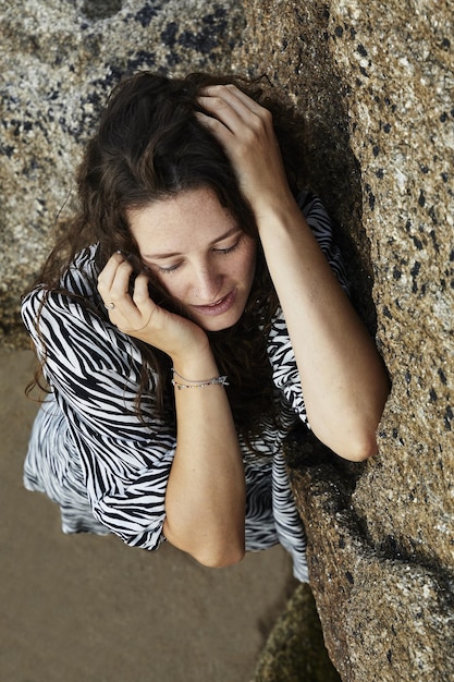 Colpo verticale di una donna attraente caucasica su una spiaggia in Spagna