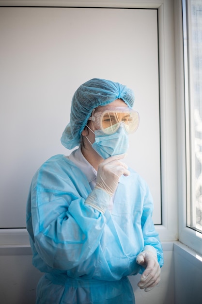 Colpo verticale di una donna che indossa un equipaggiamento di protezione del personale medico