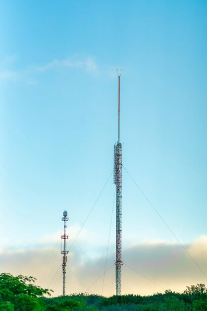 Colpo verticale di una torre radio sotto il cielo nuvoloso