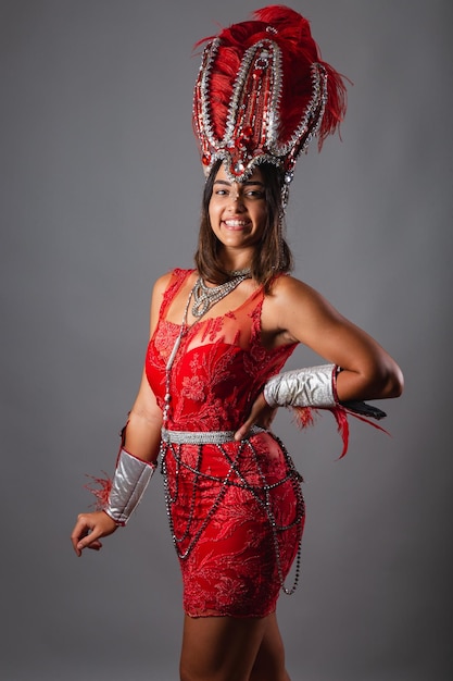 Colpo verticale mezzo corpo bella donna brasiliana in abiti di carnevale in posa per una foto