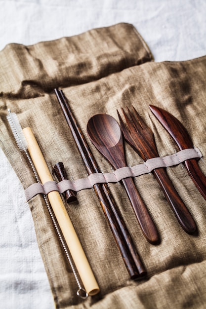 Coltelleria di bambù di legno amichevole di Eco in una scatola del tessuto, concetto zero dello spreco.