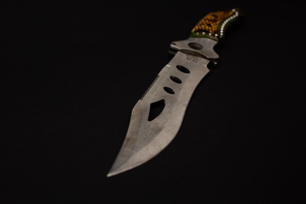 Coltello affilato militare in metallo