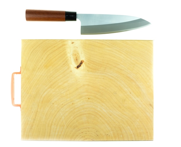 Coltello da cucina giapponese deba e piano di lavoro in legno da macellaio su sfondo bianco