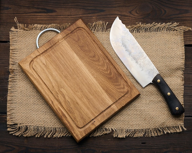 Coltello da cucina grande su un tagliere di legno vuoto vista dall'alto