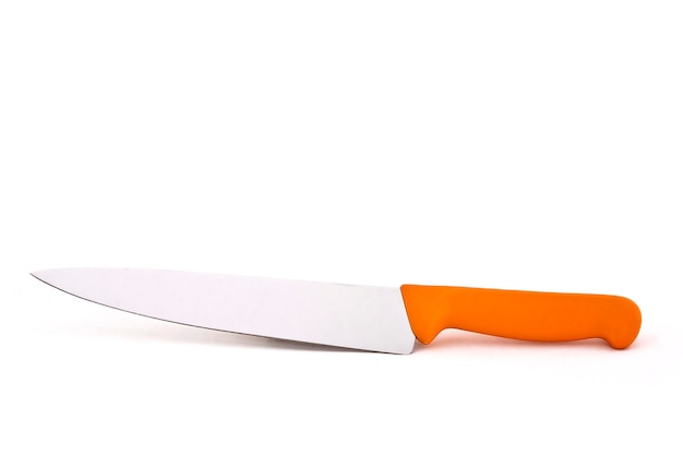 Coltello da cucina moderno con manico in plastica arancione sfondo bianco vista ravvicinata utensile da cucina