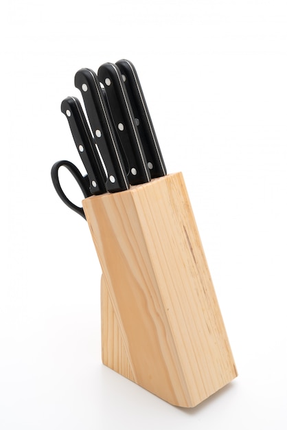 coltello e forbice utensile da cucina in blocco di legno su sfondo bianco