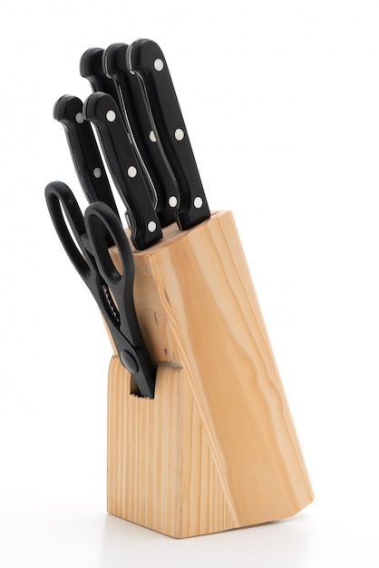 coltello e forbice utensile da cucina in blocco di legno su sfondo bianco