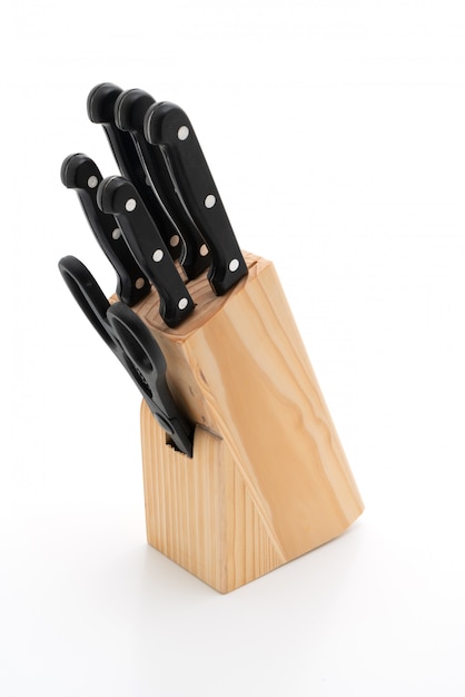 coltello e forbice utensile da cucina in blocco di legno su sfondo bianco