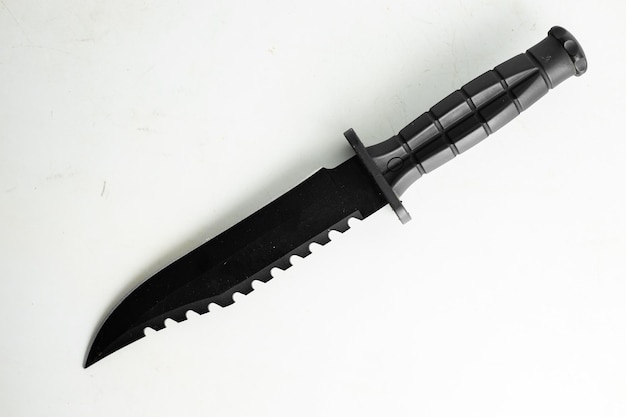 Coltello nero Coltello da caccia su sfondo bianco Coltello da combattimento in acciaio inossidabile di alta qualità Coltello per corpo marino