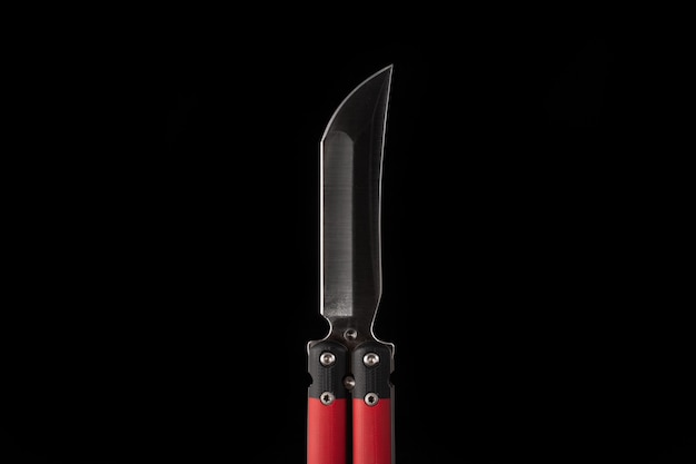 Coltello rosso sul nero